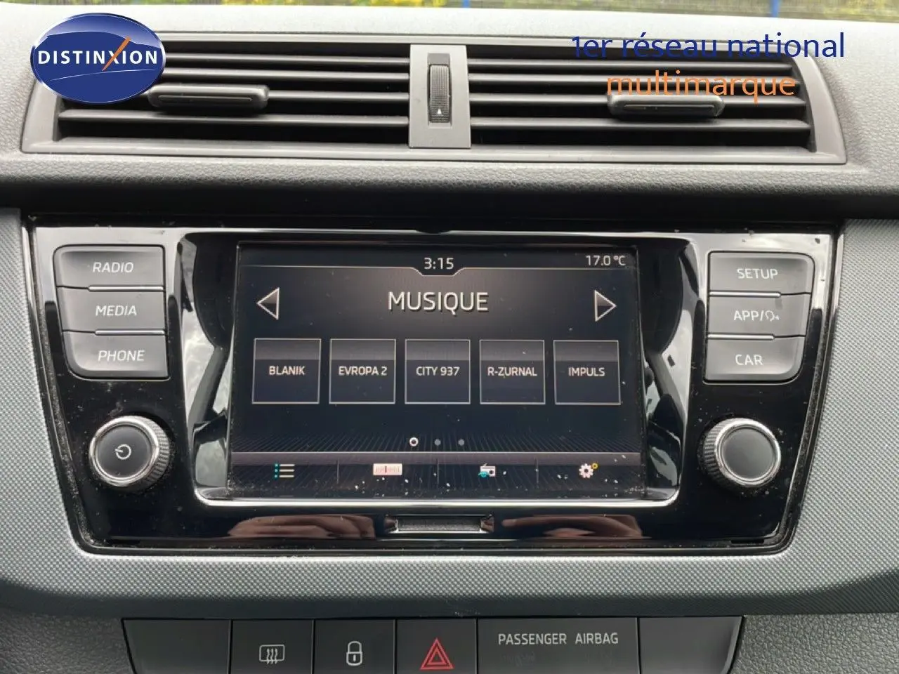 Vue rapprochée de l’écran multimédia central de la Skoda Fabia 2019 avec interface musicale affichée.