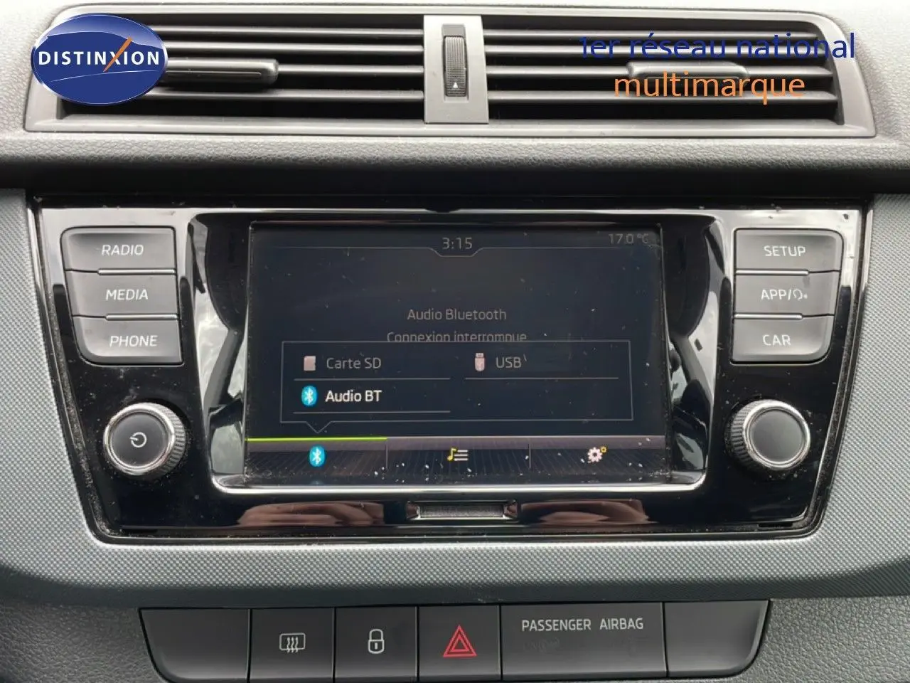 Gros plan sur l’écran tactile central et les commandes du tableau de bord d’une Skoda Fabia 2019, intérieur noir.