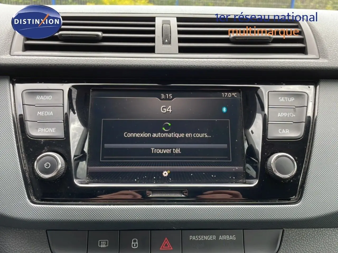 Détail de la console centrale de la Skoda Fabia 2019 avec écran tactile et commandes multimédia en finition noire.