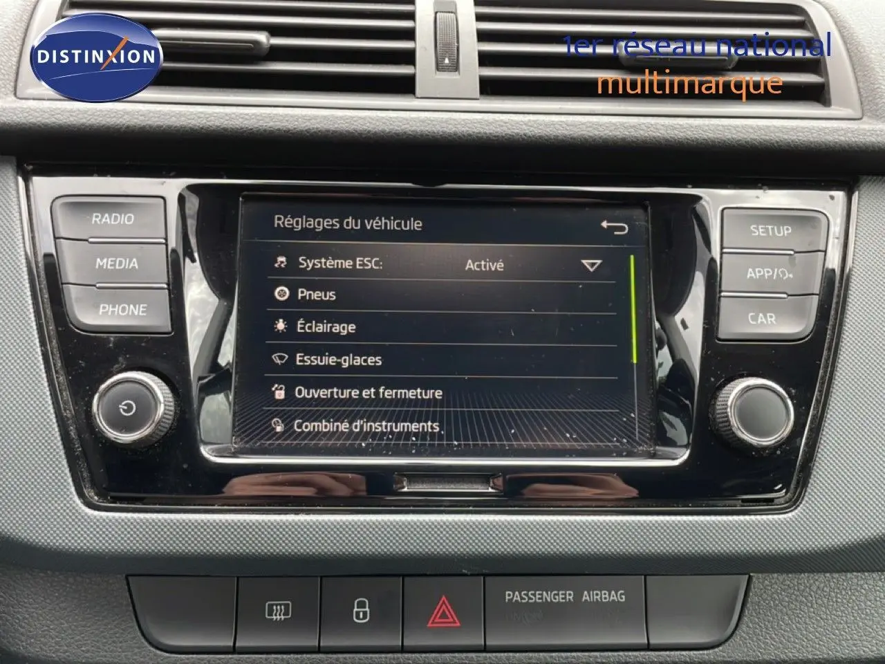 Écran central tactile du tableau de bord de la Skoda Fabia 2019 avec menu réglages du véhicule affiché.