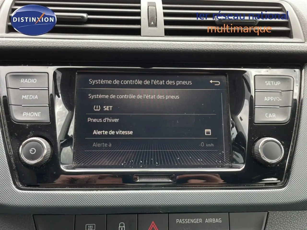 Gros plan sur l'écran central du tableau de bord de la Skoda Fabia 2019 avec affichage du contrôle de l'état des pneus.