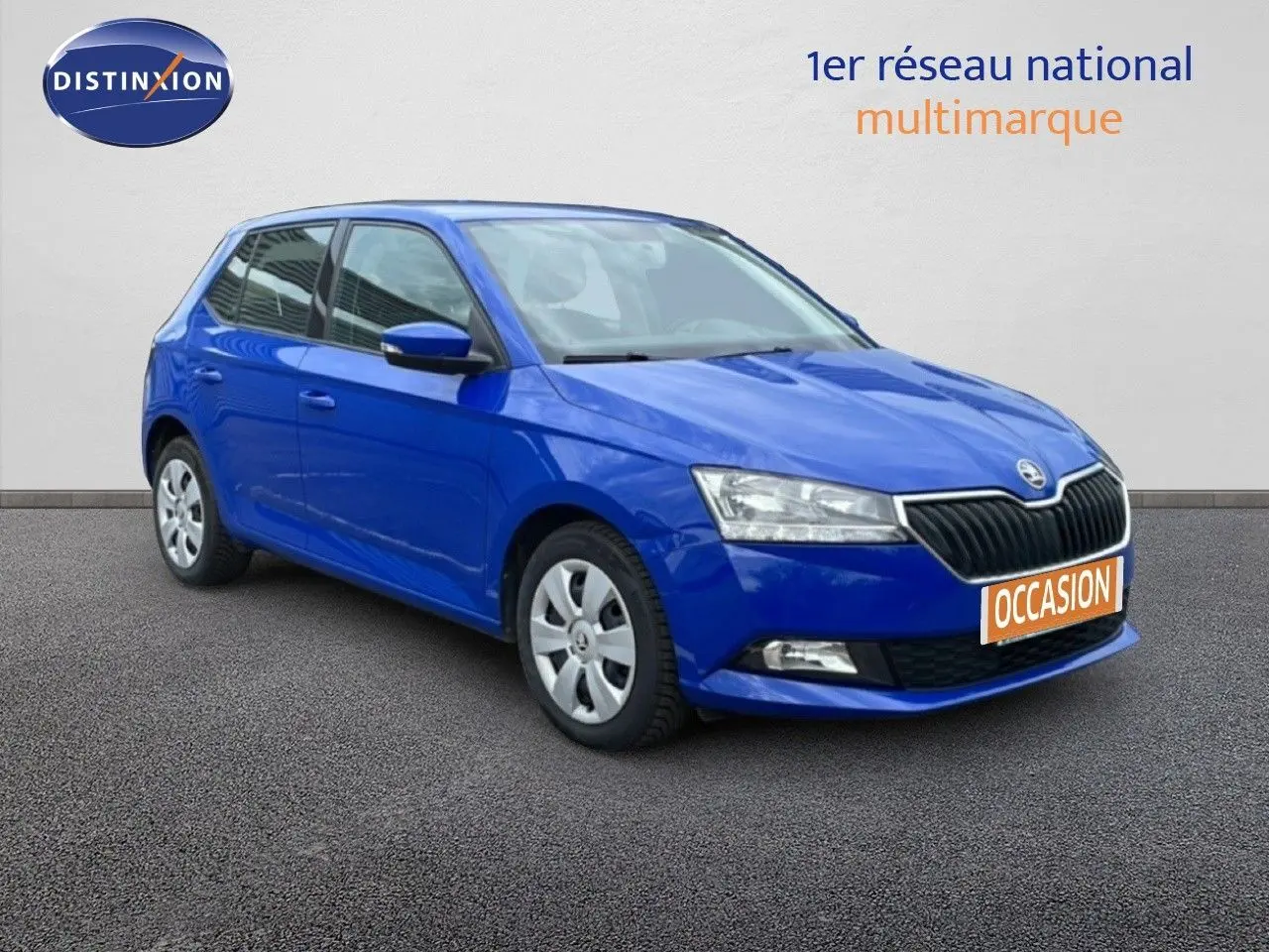 Vue 3/4 avant gauche d'une Skoda Fabia bleu énergie 2019 avec jantes acier et calandre noire distinctive.