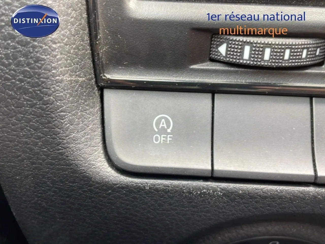 Gros plan sur le bouton de désactivation du système start-stop dans l’habitacle noir de la Skoda Fabia bleu énergie.