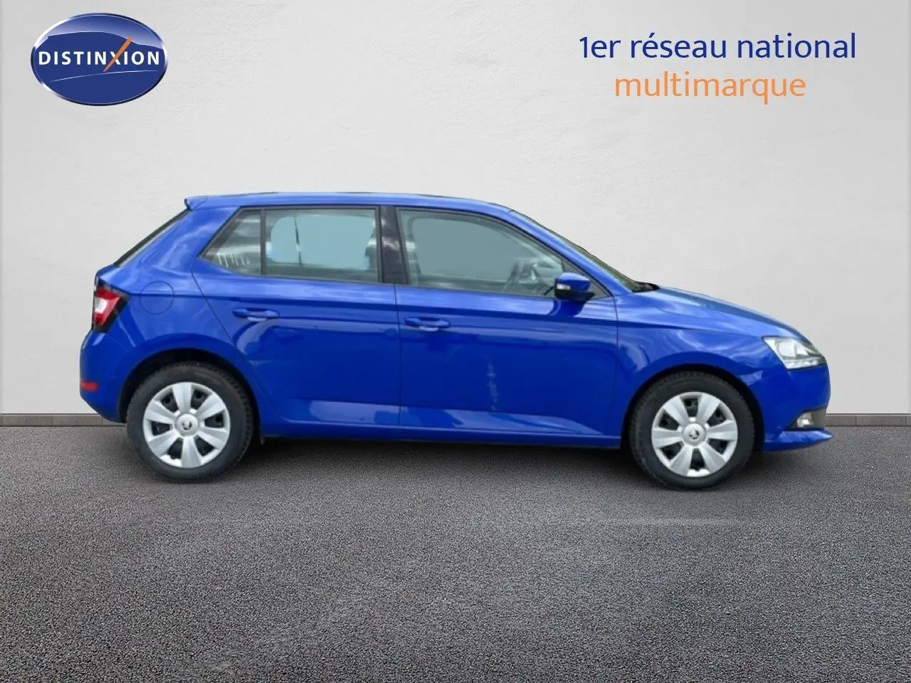 Profil latéral droit d'une Skoda Fabia 1.0 TSI 95ch Active bleu énergie, roues avec enjoliveurs argentés.