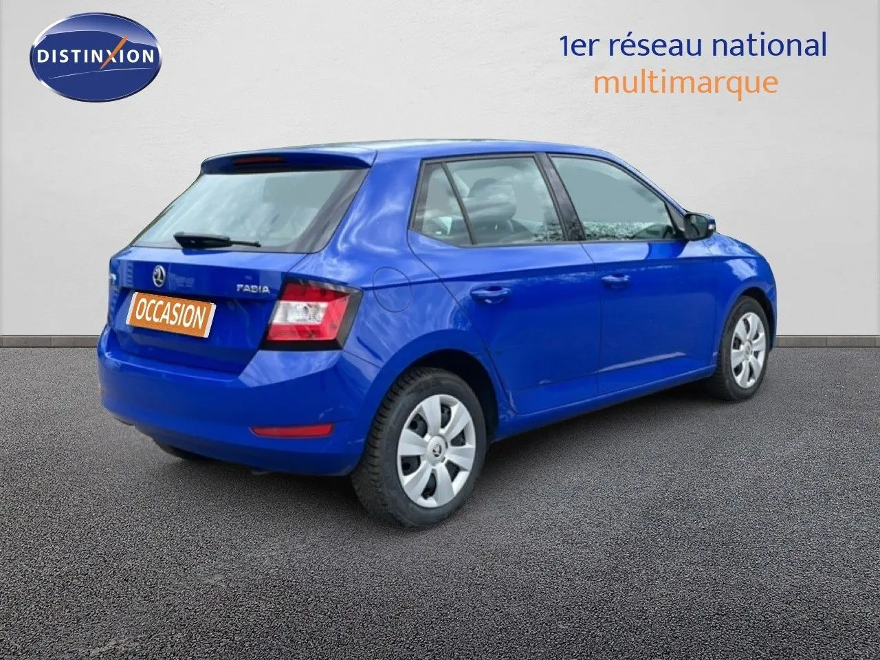 Vue 3/4 arrière droite d'une Skoda Fabia bleu énergie de 2019 avec jantes acier et feux arrière distinctifs.
