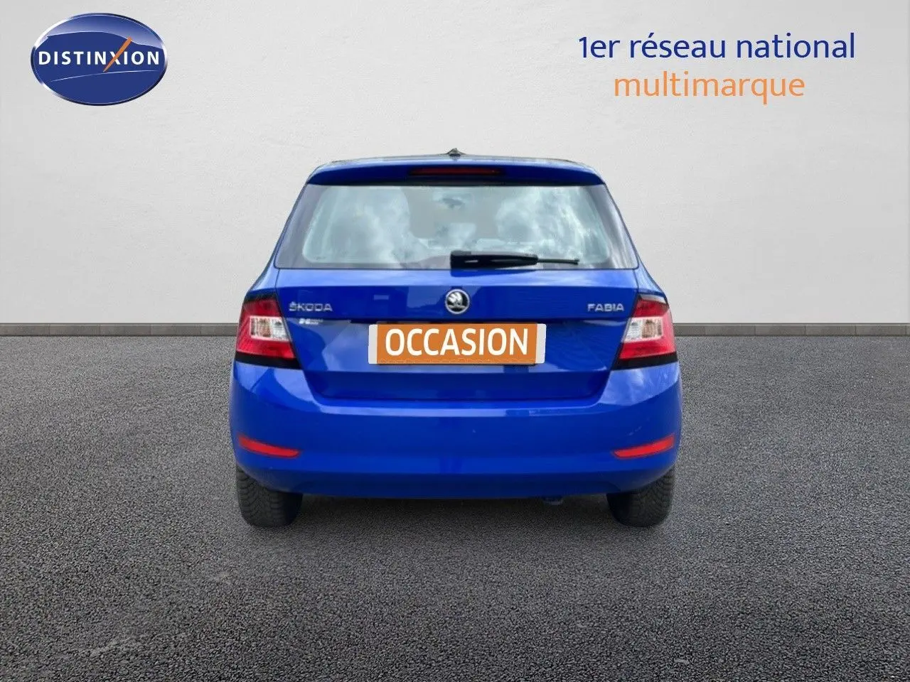 Vue arrière d'une Skoda Fabia bleu énergie de 2019 avec plaque "OCCASION" sur un sol goudronné.