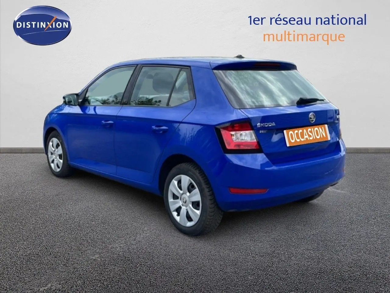 Vue 3/4 arrière droite d'une Skoda Fabia 2019 bleu énergie avec plaque "Occasion" sur fond neutre.