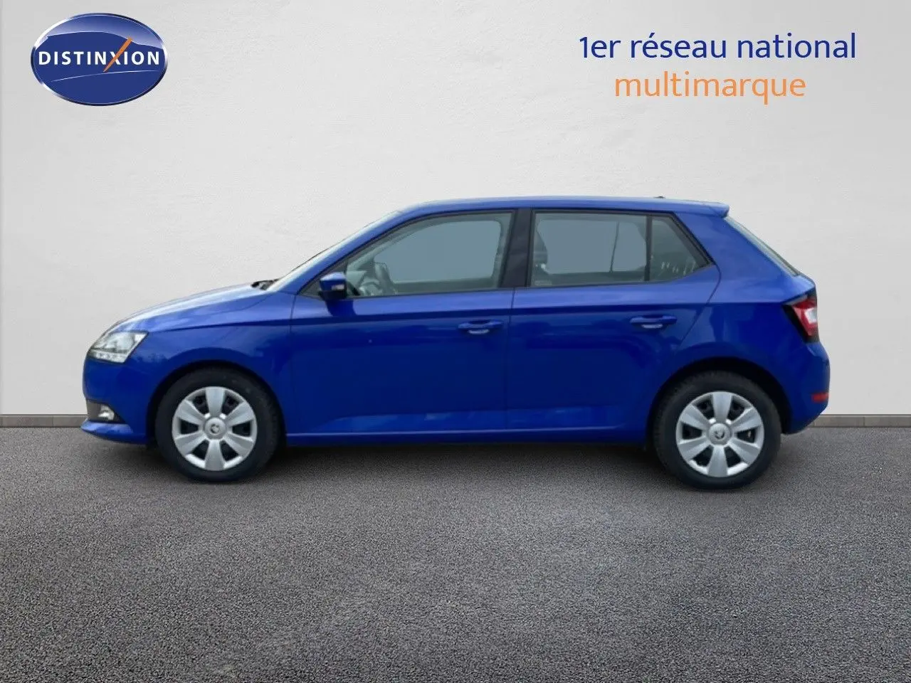 Vue de profil côté gauche d'une Skoda Fabia 2019 bleu énergie avec jantes acier et vitres teintées.