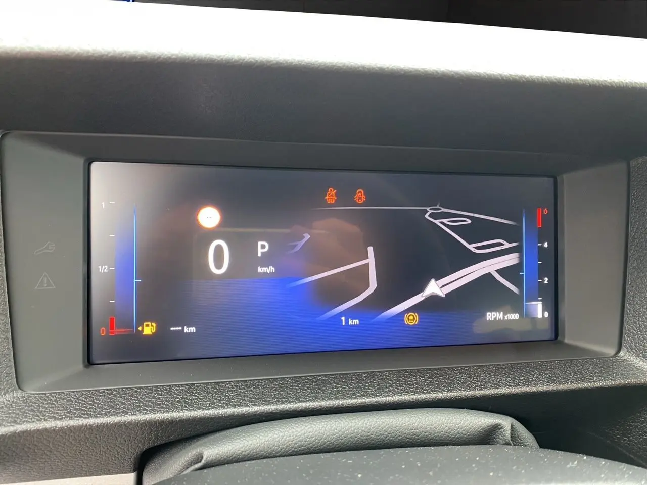 Tableau de bord numérique de l'Opel Vivaro 2025 affichant la vitesse à 0 km/h et la navigation active.