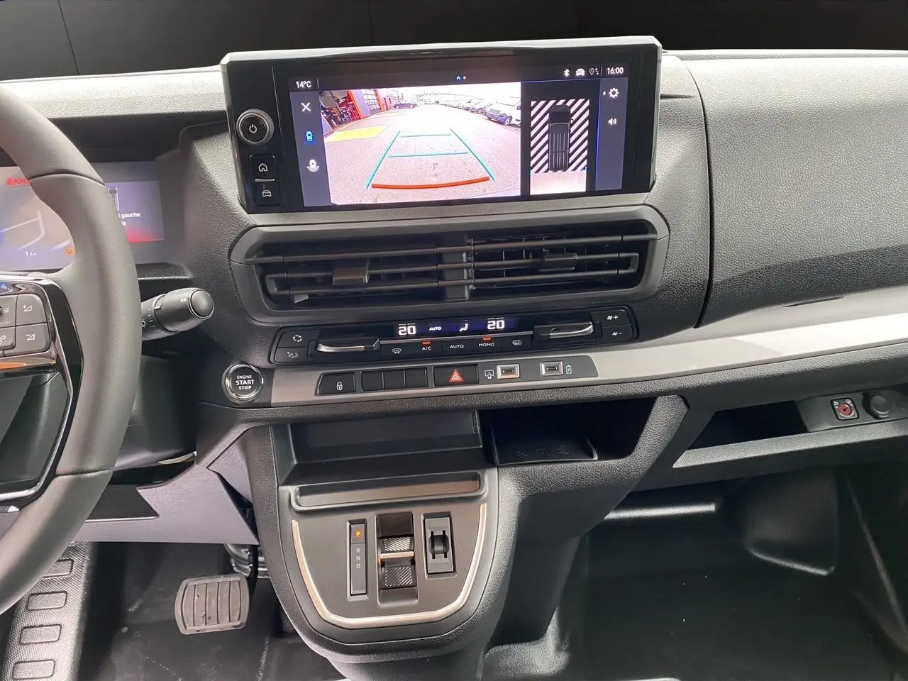 Intérieur du tableau de bord de l'Opel Vivaro 2025 noir, vue centrée sur l'écran tactile et la console de commande.