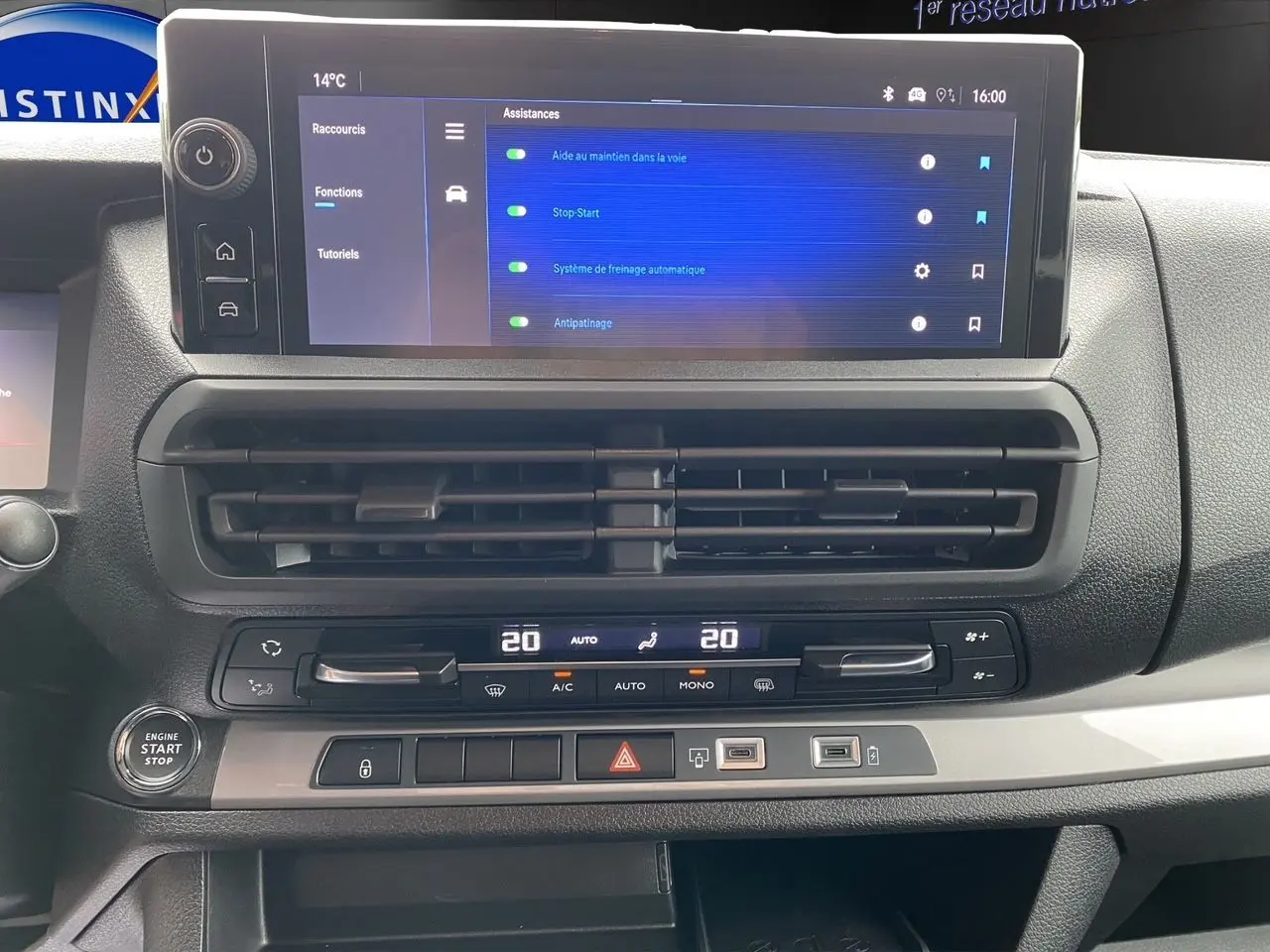 Tableau de bord noir d’Opel Vivaro 2025 avec écran tactile affichant les assistances à la conduite.