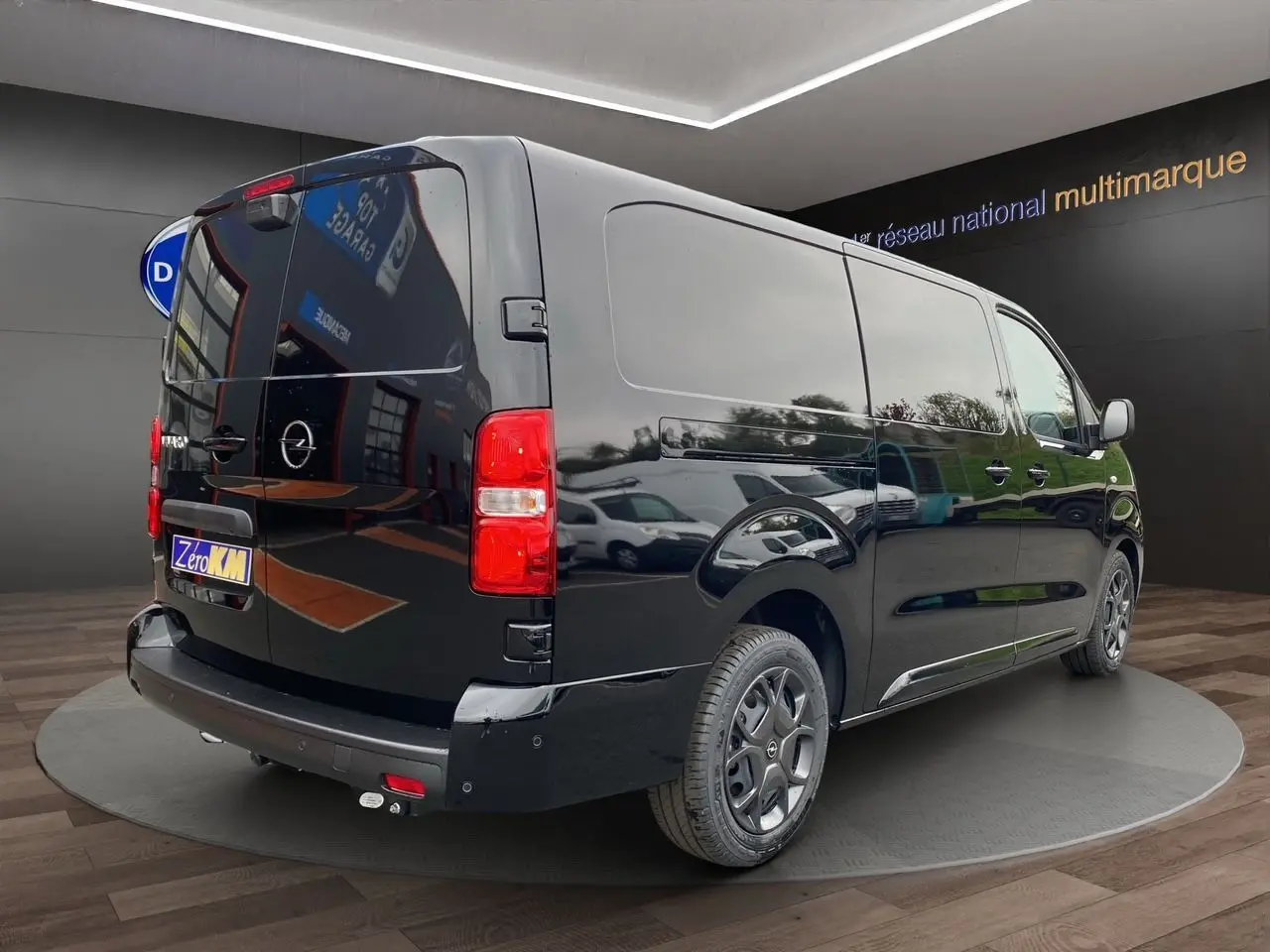 Vue 3/4 arrière droite d'un Opel Vivaro noir 2025 avec attelage monobloc et jantes spécifiques en acier.