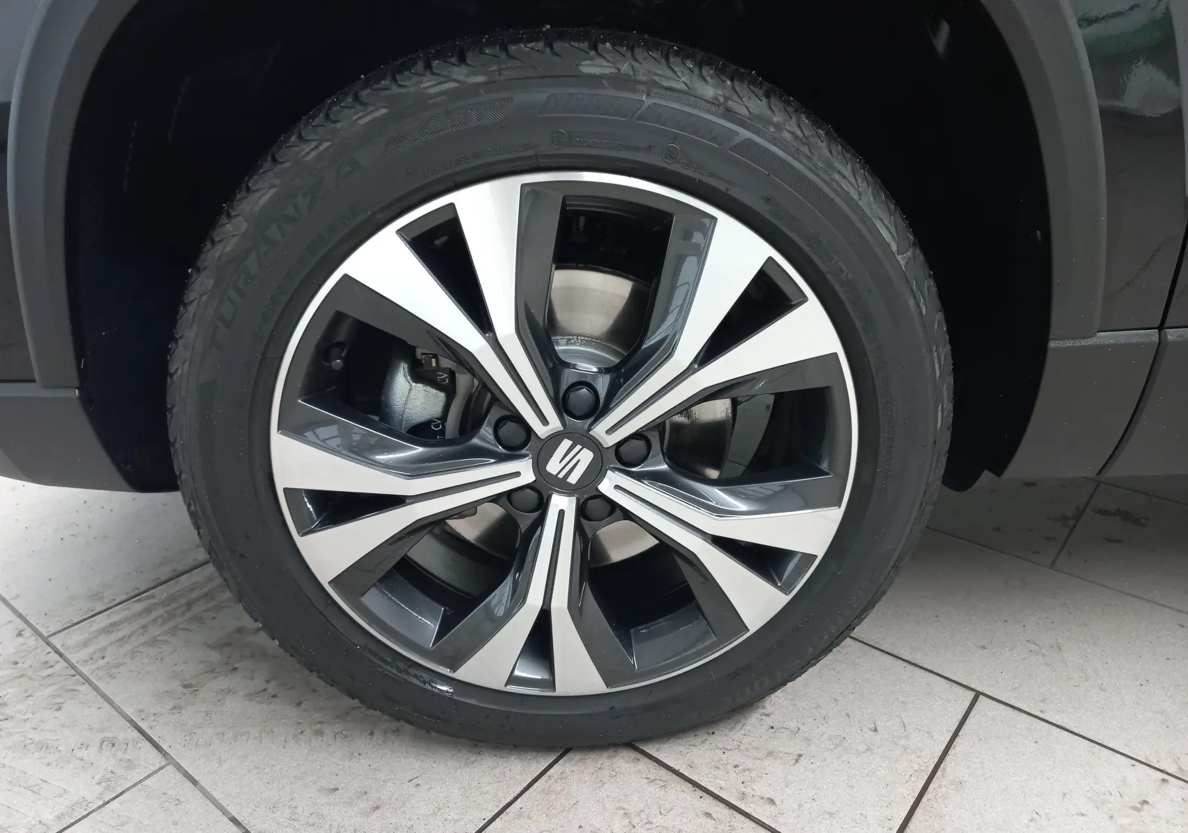 Gros plan sur la jante alliage 18'' Performance usinée du SEAT Ateca noir Magic Nacré, roue avant droite.