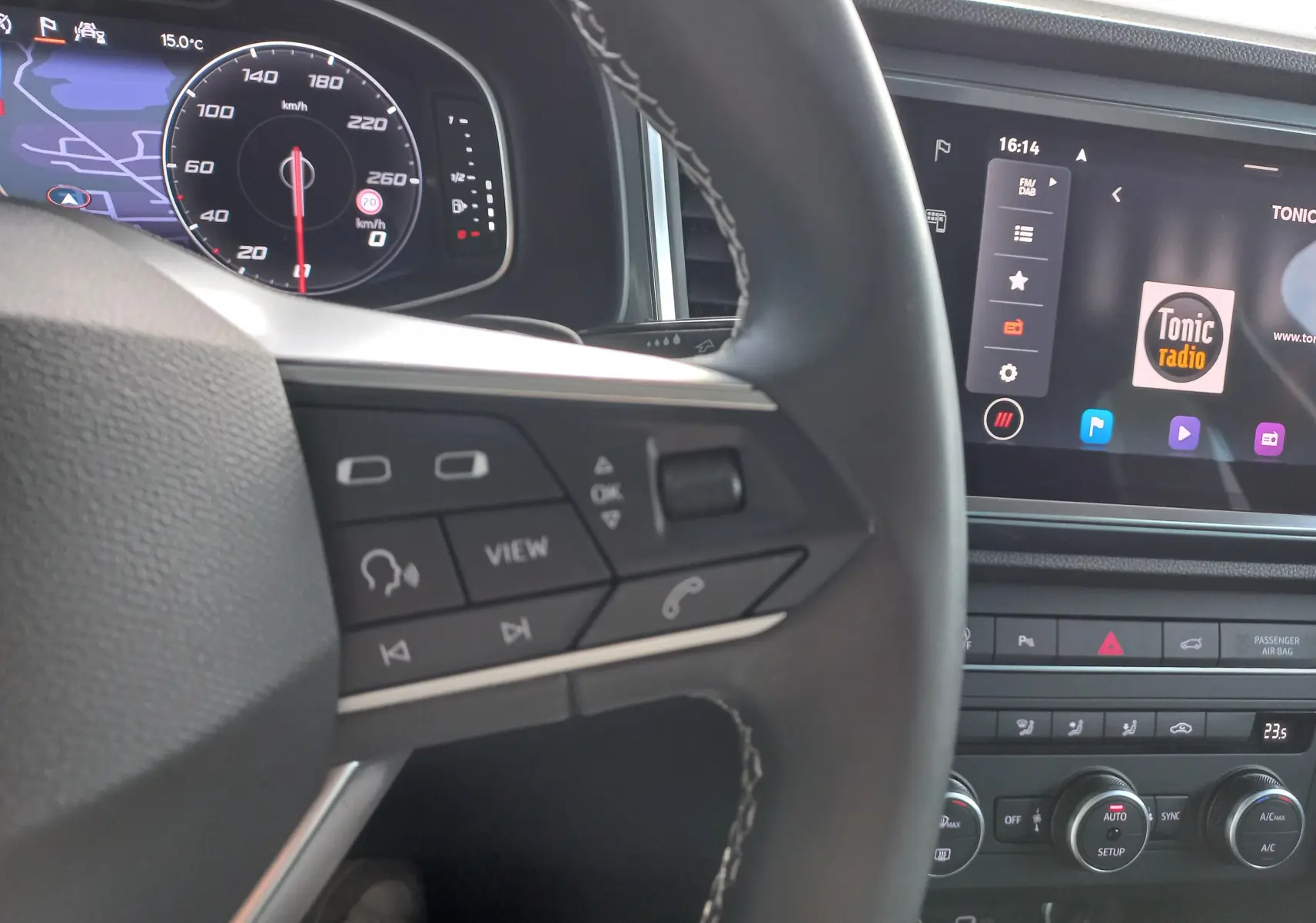 Vue intérieure du tableau de bord et volant du SEAT Ateca 2.0 TDI 150 DSG7 Copa avec écran tactile et commandes au volant.