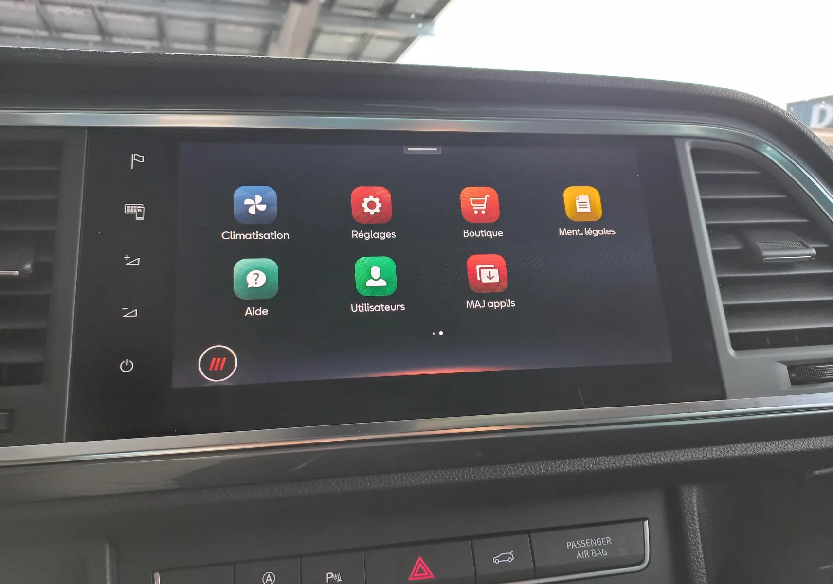 Écran tactile central du tableau de bord du SEAT Ateca 2025 affichant les menus climatisation, réglages et boutique.
