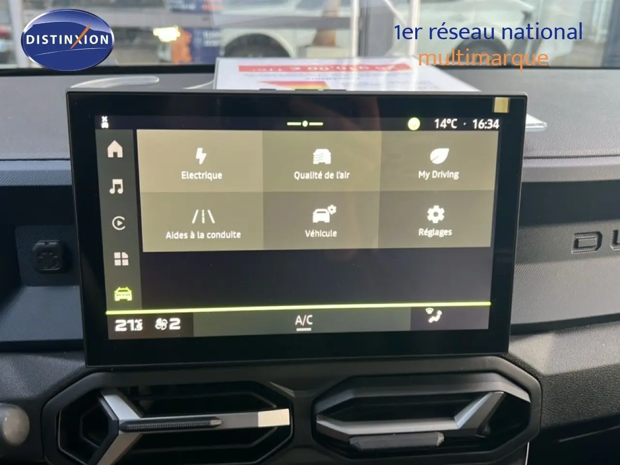 Vue intérieure centrée sur l'écran tactile du tableau de bord du Dacia Duster Hybrid 140 Journey 2025.