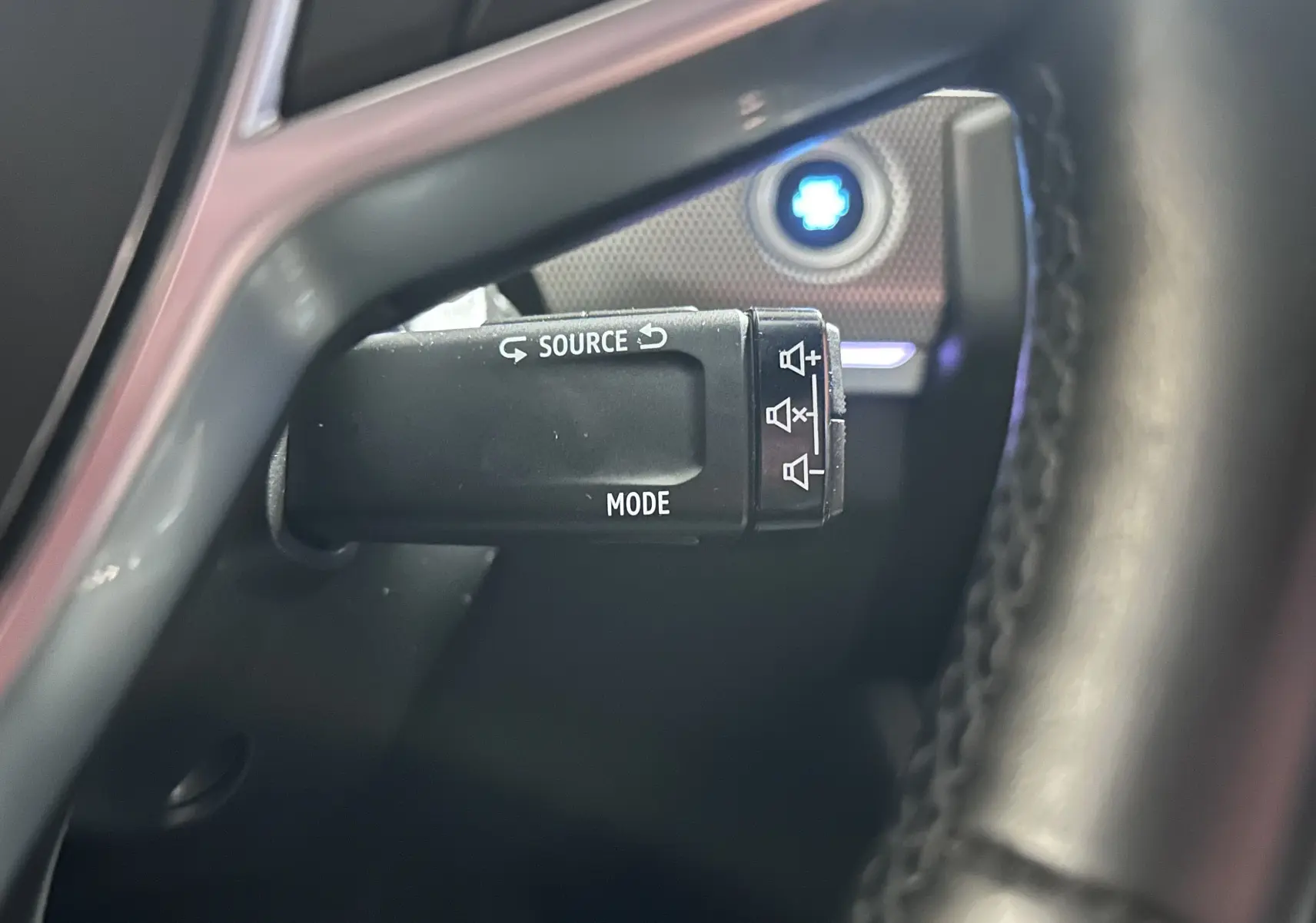 Gros plan sur la commande multimédia au volant du Renault Arkana noir 2022, version 1.6 E-Tech Intens.