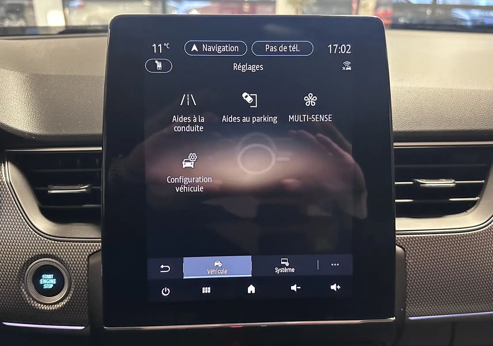 Écran central tactile du tableau de bord du Renault Arkana 2022, affichant les réglages d’aides à la conduite.
