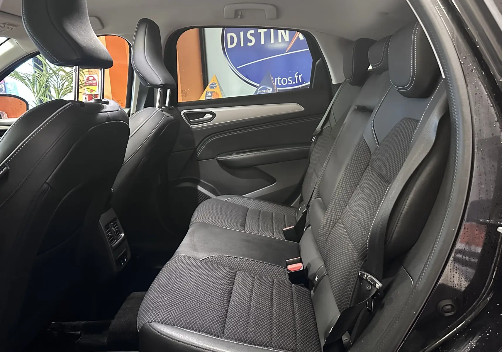 Vue intérieure côté droit montrant les sièges arrière noirs du Renault Arkana 1.6 E-Tech 145ch Intens 2022.