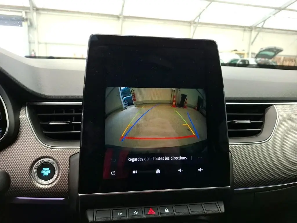 Écran central du Renault Arkana 2022 noir montrant la caméra de recul avec lignes de guidage colorées.