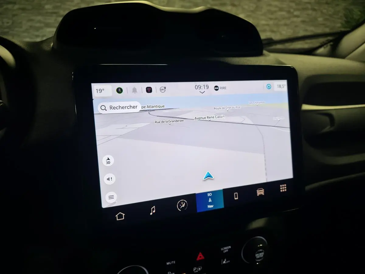 Écran tactile du système de navigation du Jeep Renegade 2024 affichant une carte en intérieur noir.
