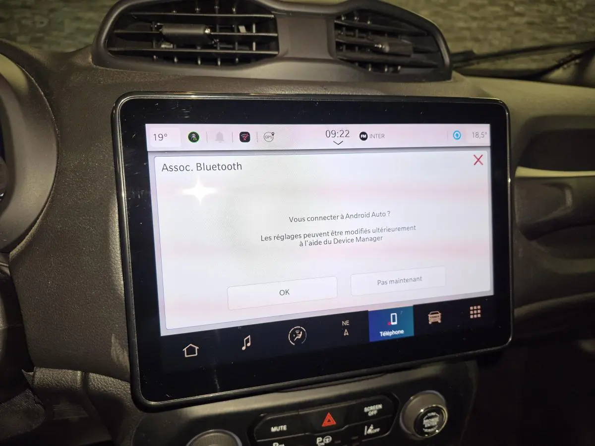 Écran tactile central du Jeep Renegade 2024 affichant l'association Bluetooth dans un intérieur noir.