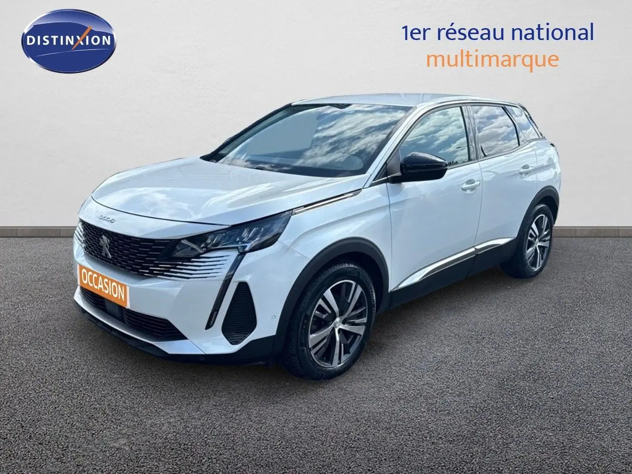 Peugeot 3008 blanc nacré métal en 3/4 avant droit, avec calandre noire et jantes alliage bicolores.