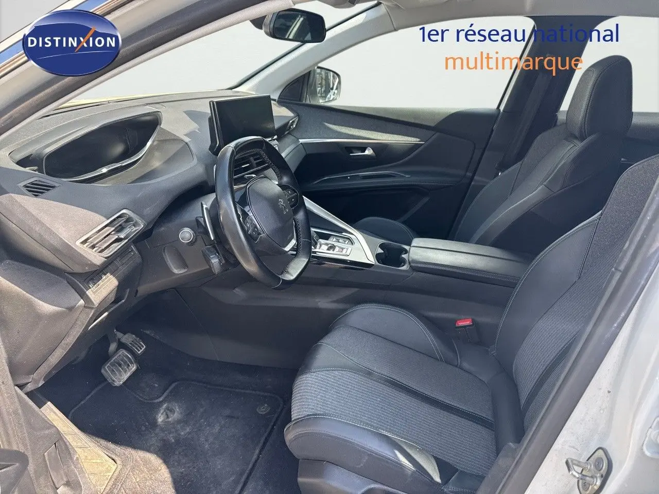 Vue intérieure côté conducteur du Peugeot 3008 blanc nacré 2022, avec sièges noirs en cuir et tableau de bord moderne.
