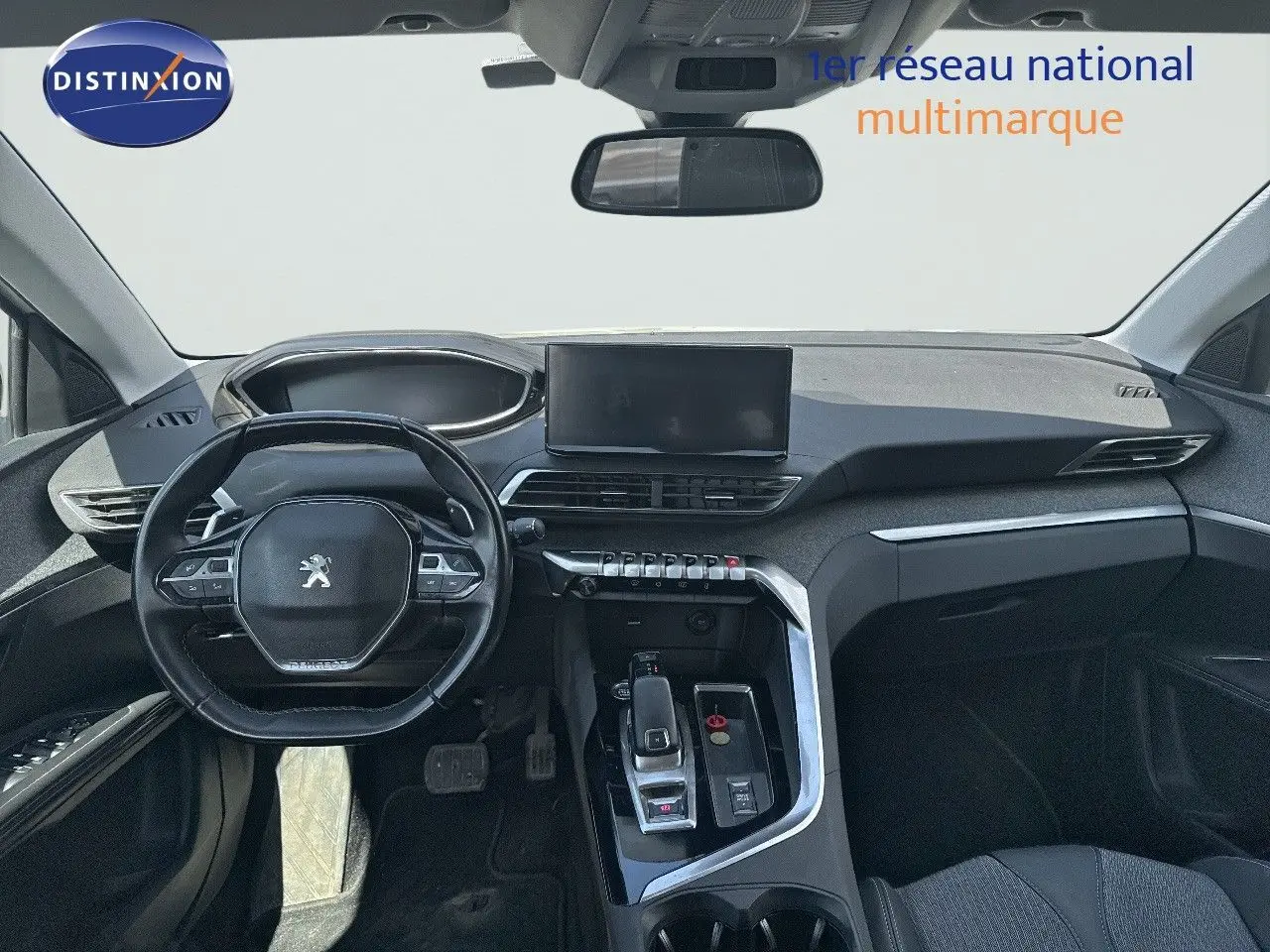 Vue intérieure du tableau de bord et volant du Peugeot 3008 blanc nacré, avec écran central et commandes modernes.