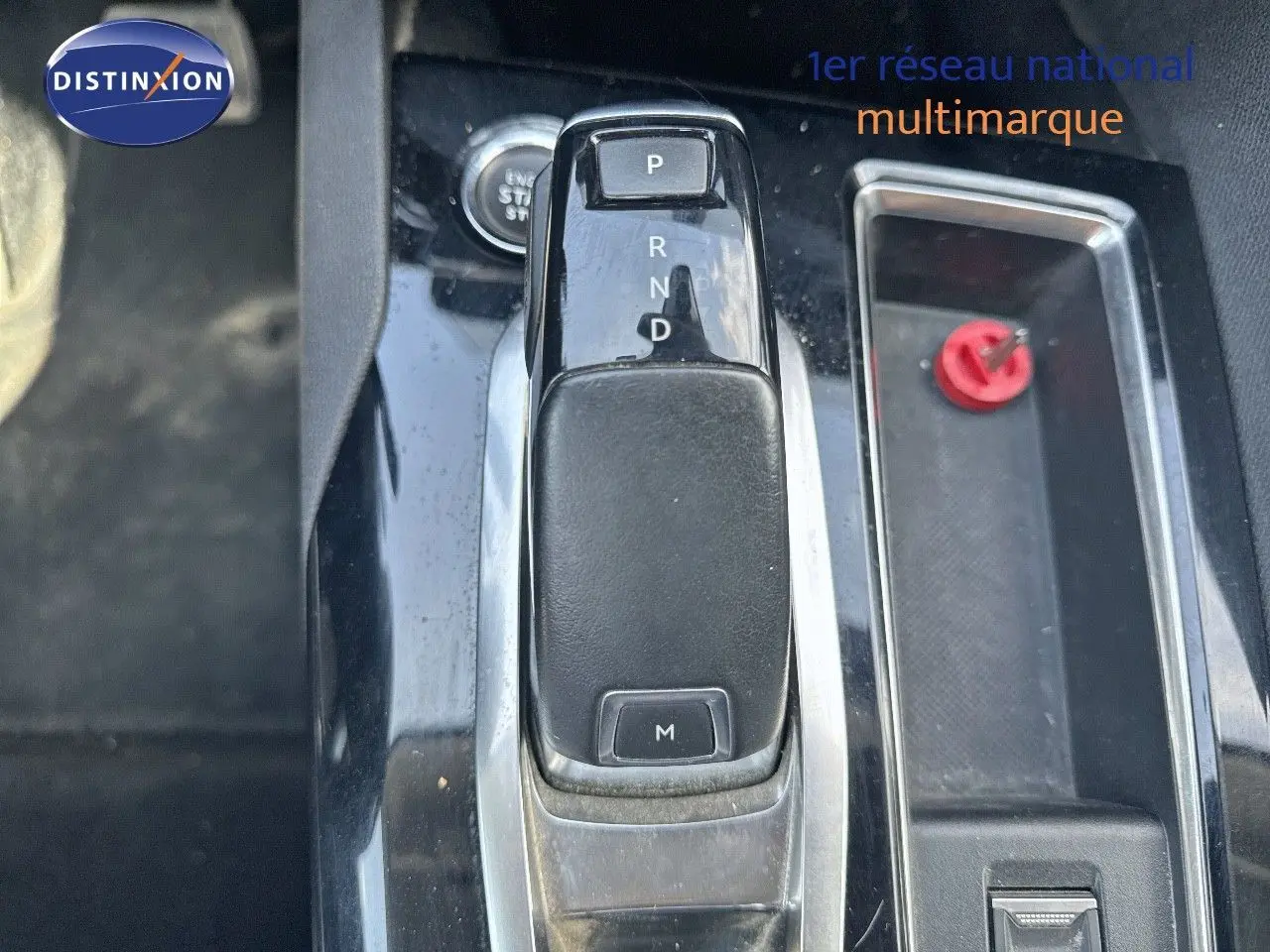 Gros plan sur la console centrale du Peugeot 3008 avec levier de vitesse automatique noir brillant et bouton de démarrage.