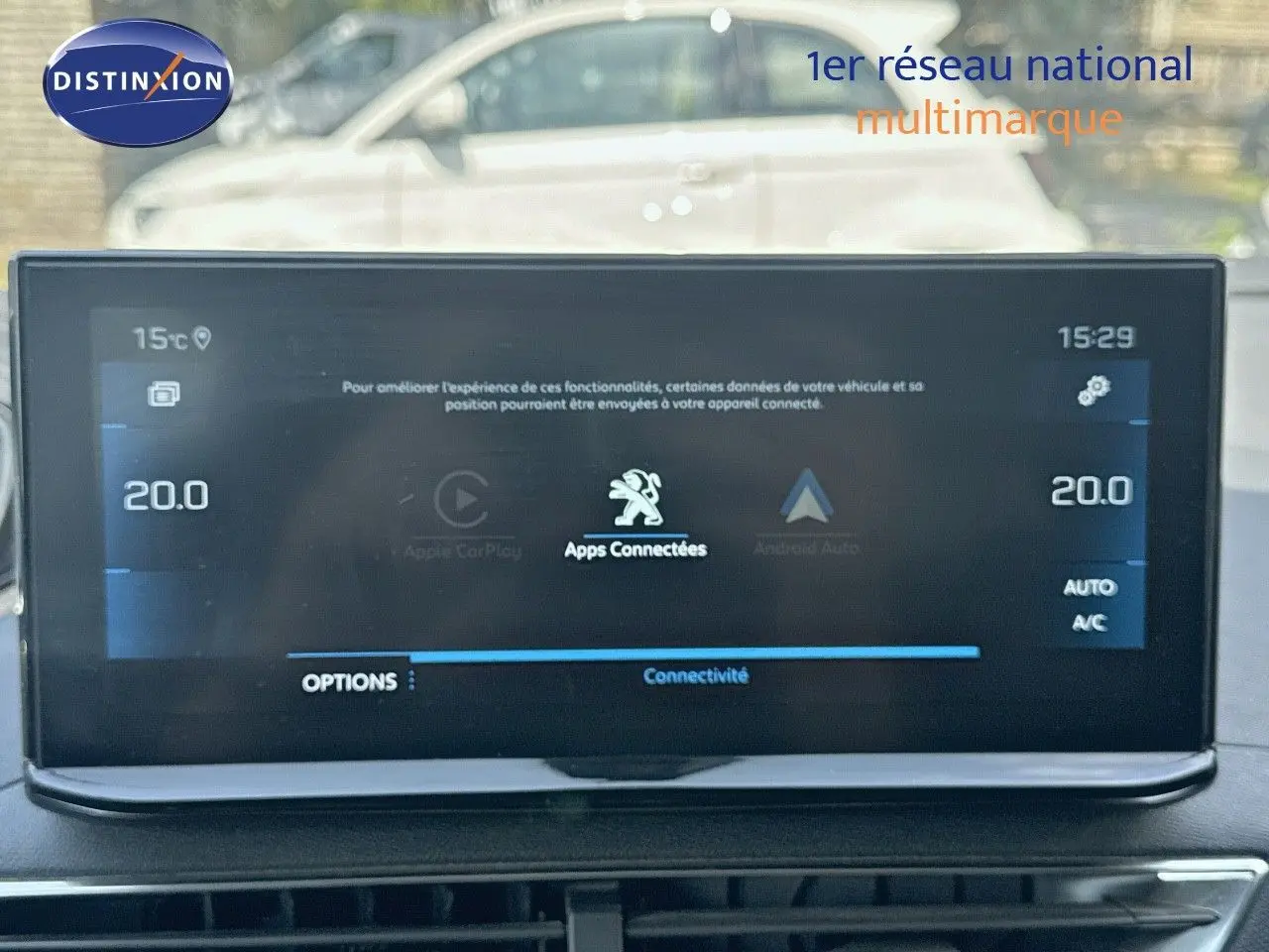 Vue intérieure centrée sur l'écran tactile du tableau de bord du Peugeot 3008 blanc nacré, affichant la connectivité des apps.