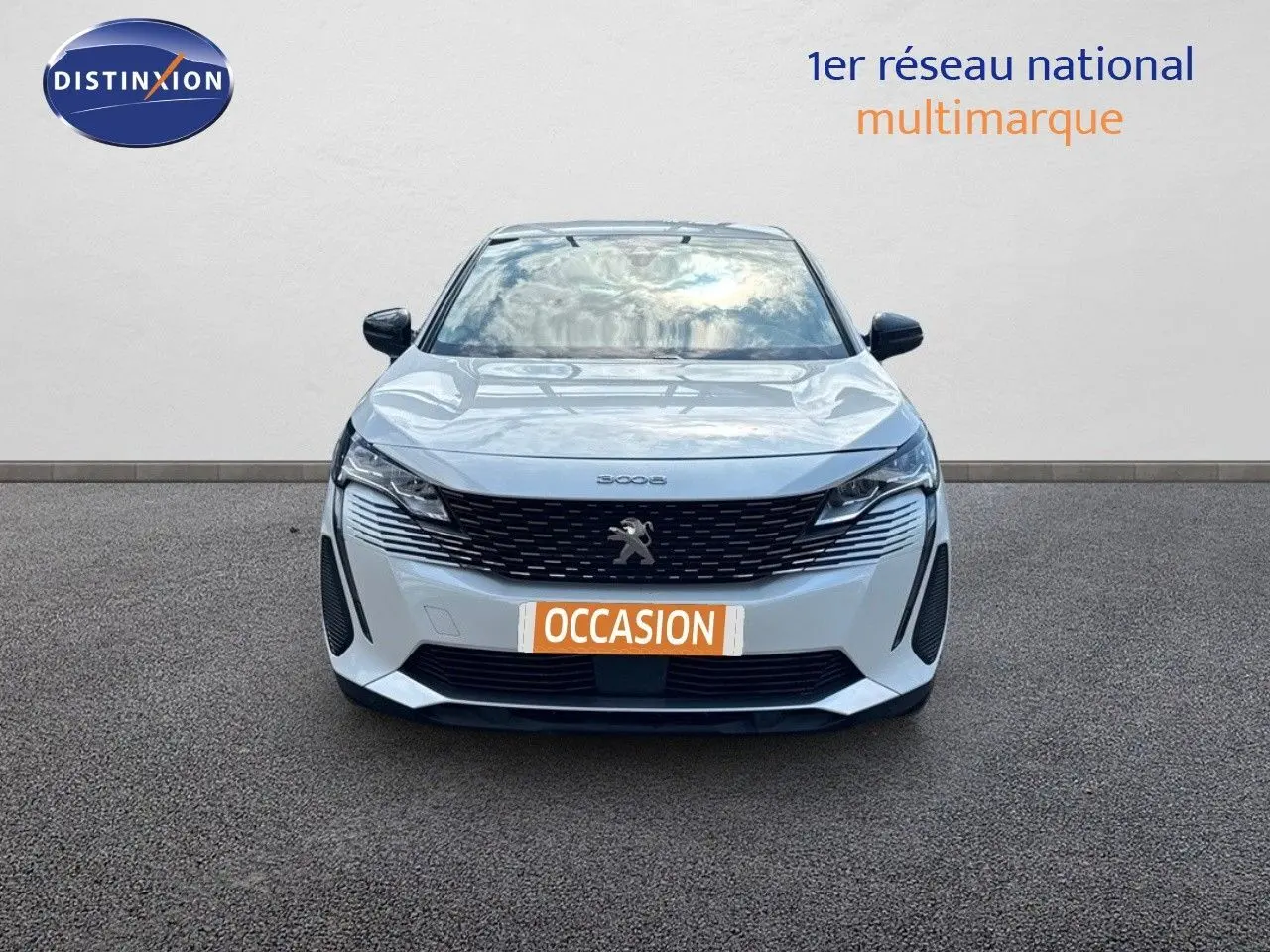 Vue avant d'un Peugeot 3008 blanc nacré métal, mettant en valeur sa calandre noire et ses phares LED fins.