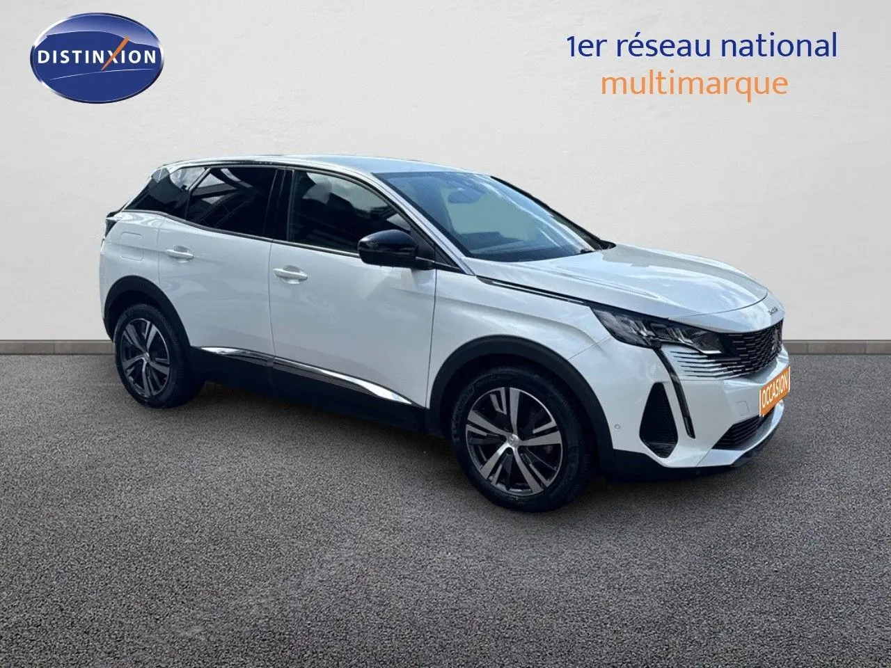 Peugeot 3008 blanc nacré métal en 3/4 avant droit, avec jantes alliage et calandre noire distinctive.