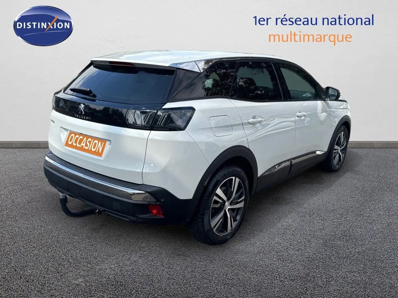 Vue 3/4 arrière droite d’un Peugeot 3008 blanc nacré avec toit noir et jantes alliage bicolores.