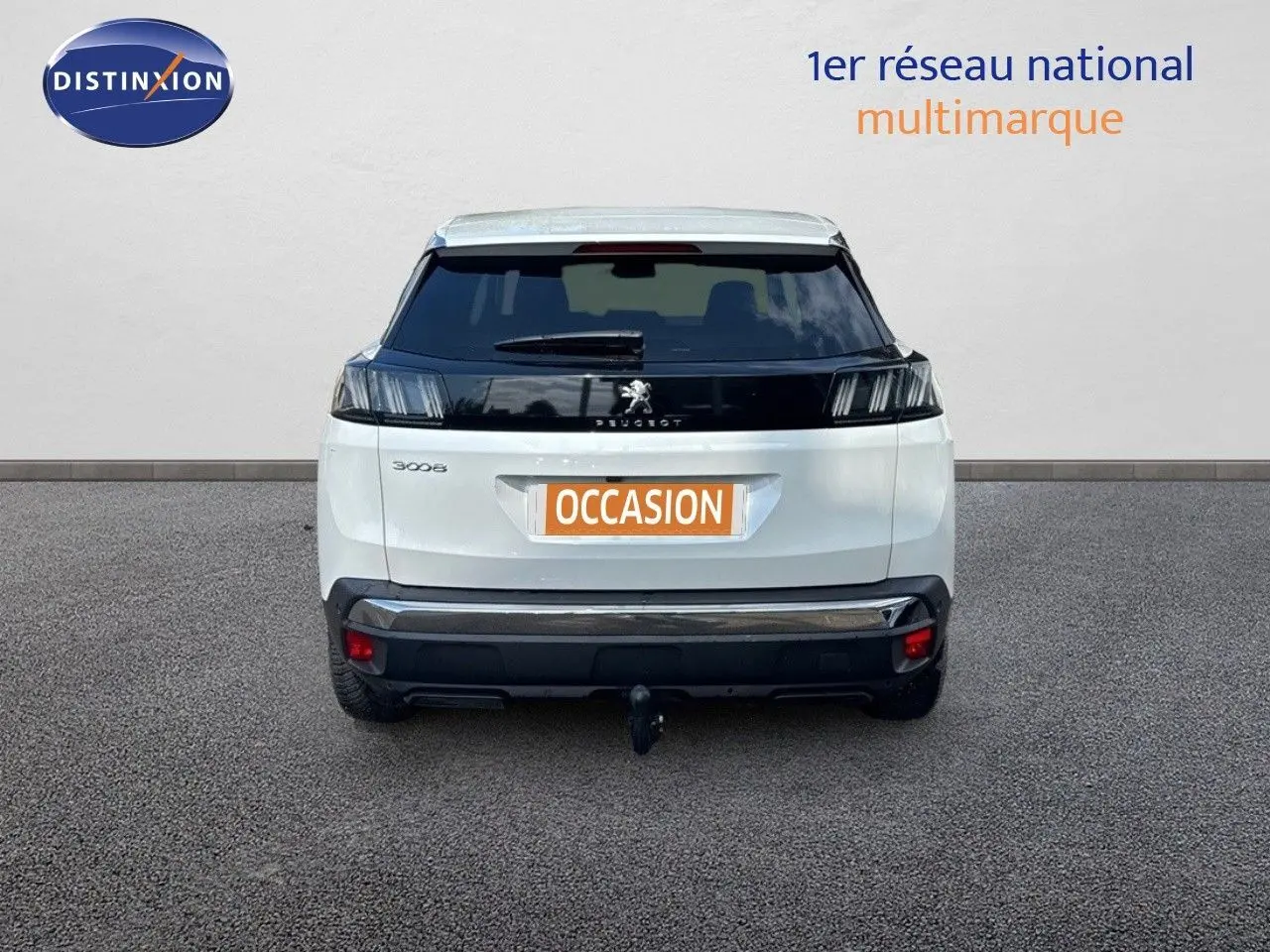 Vue arrière d'un Peugeot 3008 blanc nacré métal avec feux arrière noirs et attelage visible.