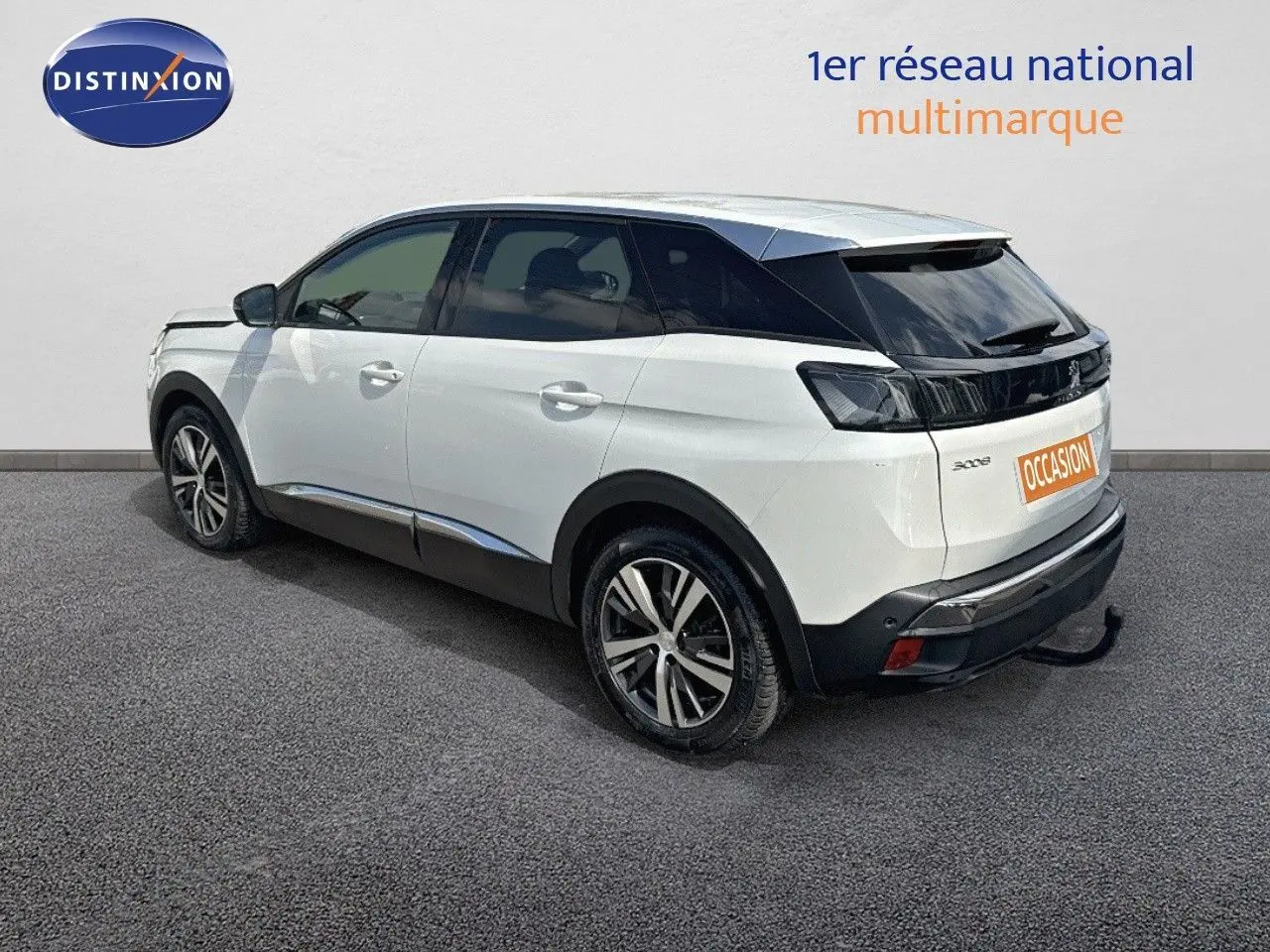 Peugeot 3008 blanc nacré métal vu en 3/4 arrière droit, avec toit noir et jantes alliage bicolores.