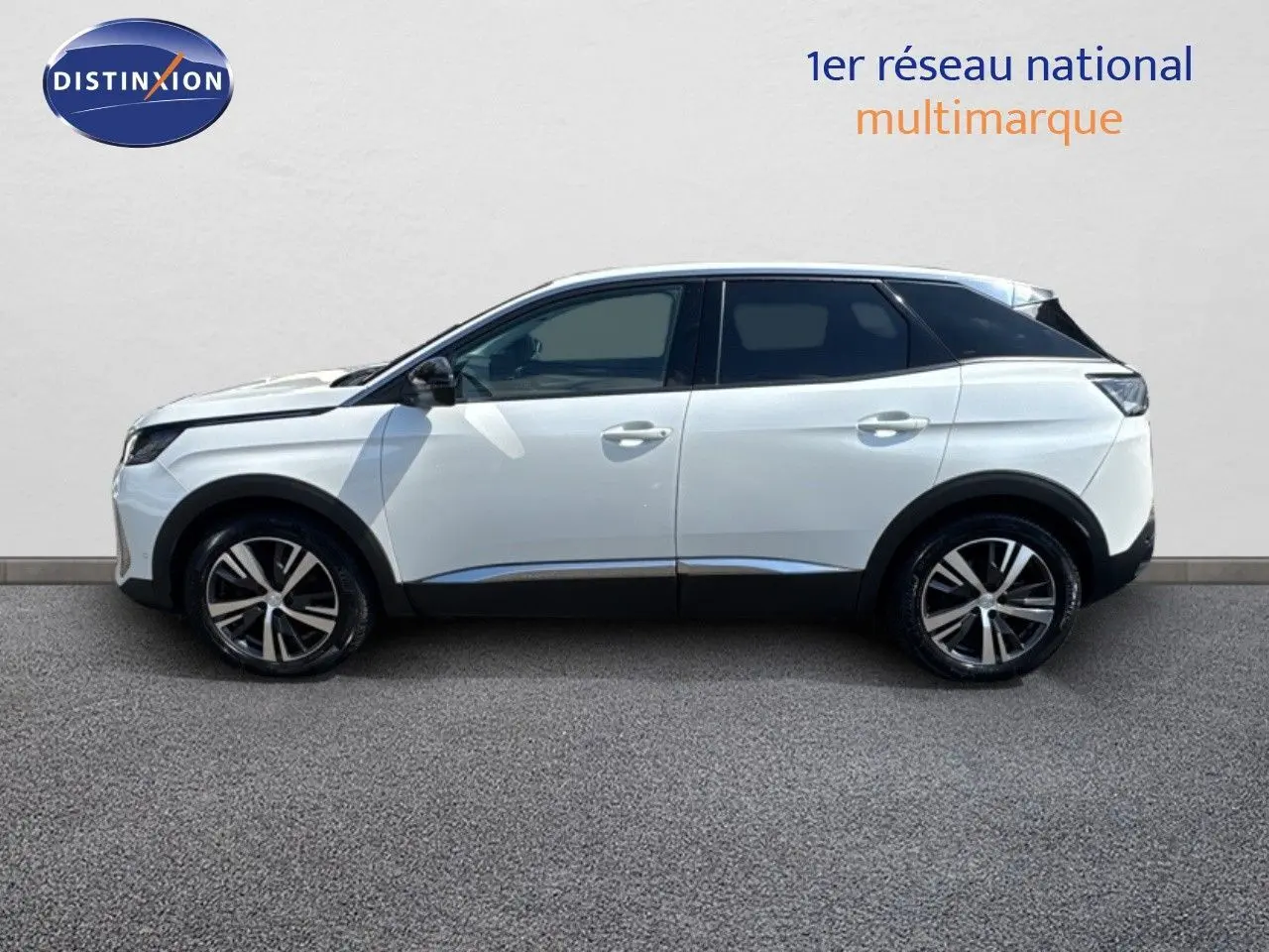 Profil latéral droit d’un Peugeot 3008 blanc nacré métal 2022 avec jantes alliage bicolores et toit noir contrasté.