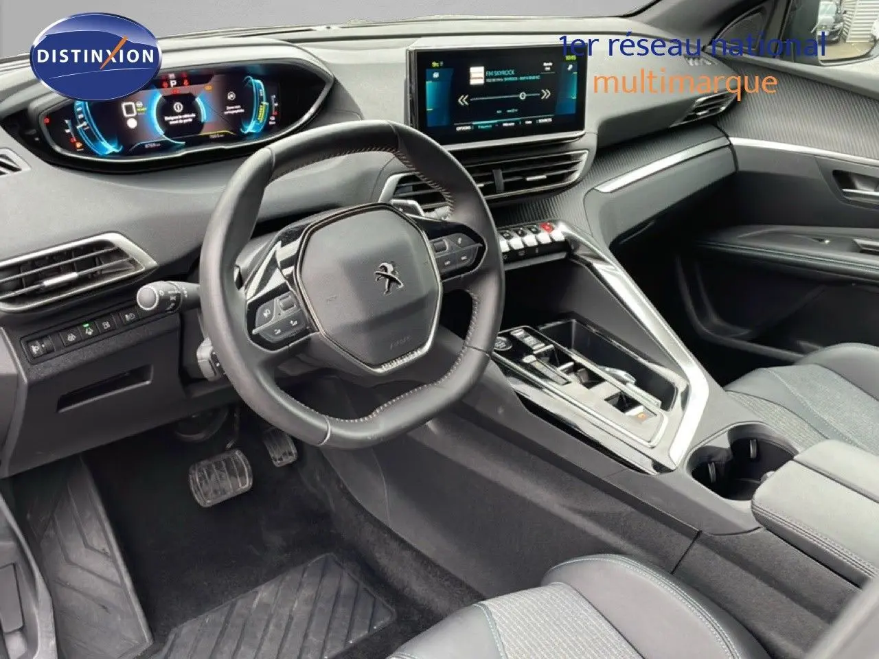 Intérieur avant droit du Peugeot 3008 hybride 2024, tableau de bord numérique et console centrale moderne en noir.