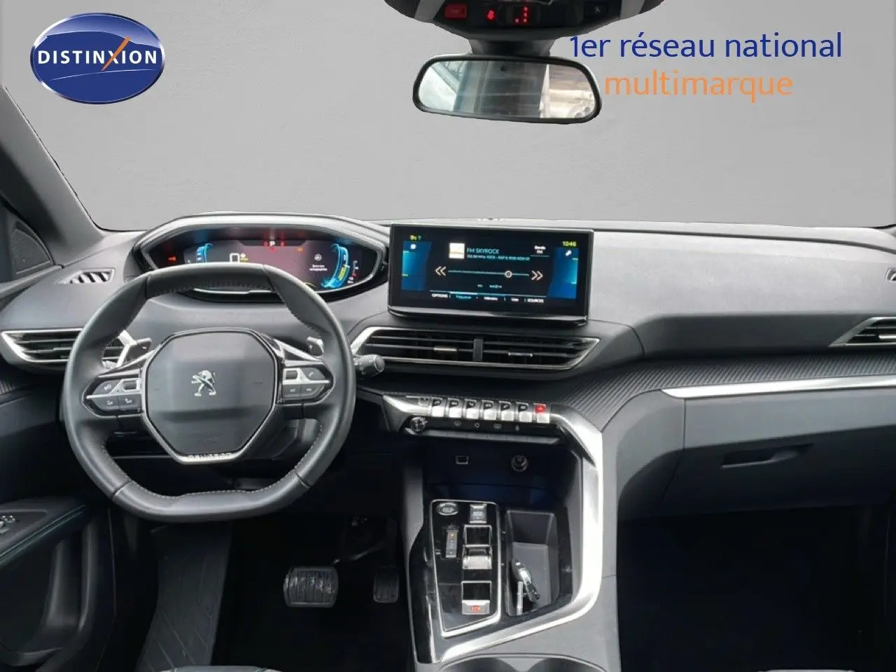 Vue intérieure du tableau de bord et volant du Peugeot 3008 hybride gris, avec écran central tactile et commandes modernes.