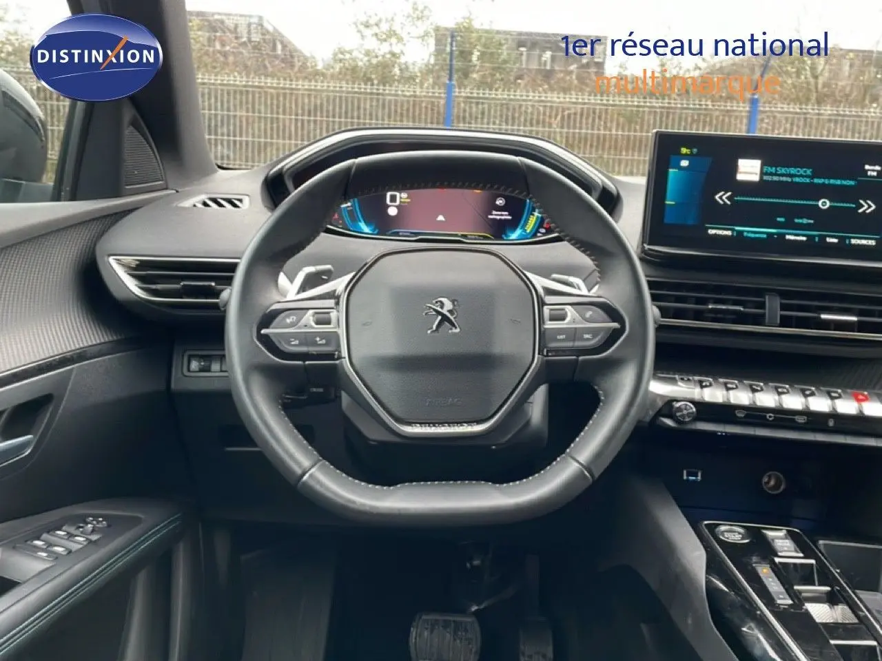 Vue intérieure centrée sur le volant cuir multifonction et le tableau de bord numérique du Peugeot 3008 gris Artense 2024.