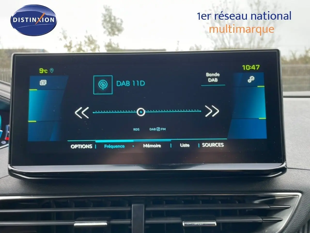 Écran tactile central du tableau de bord du Peugeot 3008 gris Artense, affichant la radio DAB en intérieur.