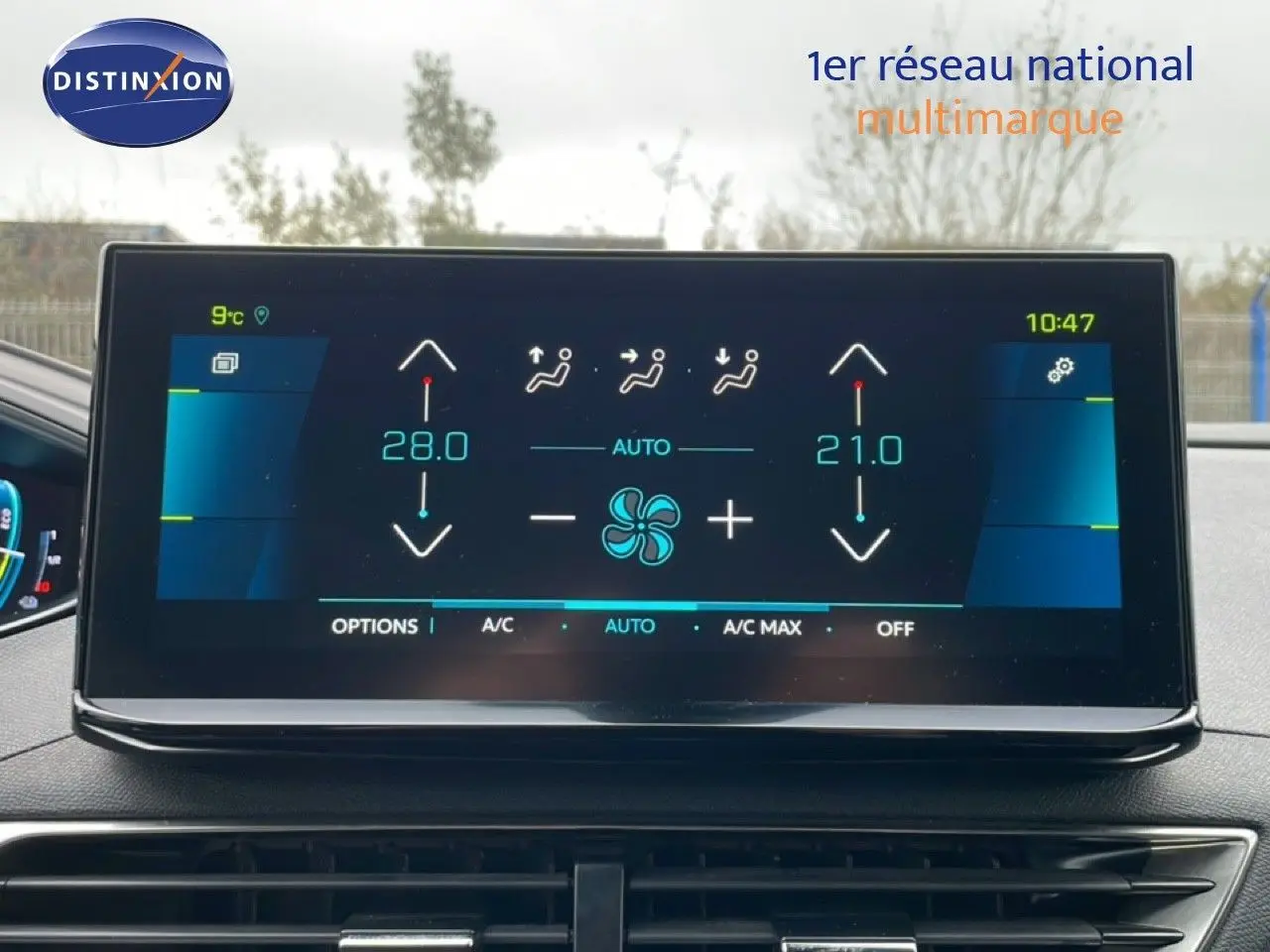 Écran tactile du système de climatisation automatique du Peugeot 3008 gris Artense, vue intérieure frontale.