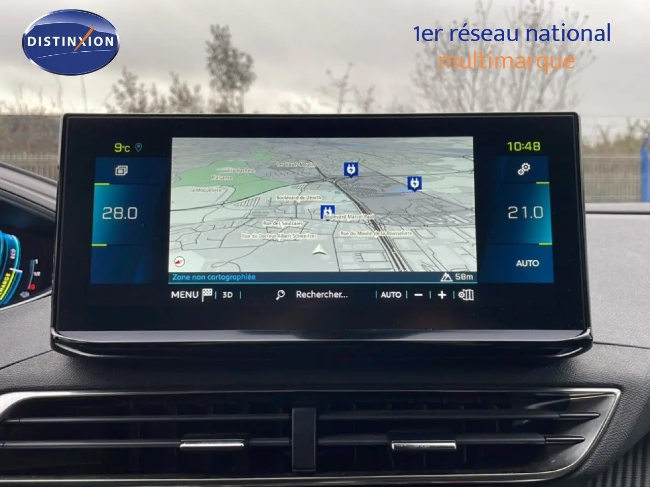 Écran tactile central affichant la navigation et la climatisation dans le Peugeot 3008 gris Artense 2024.