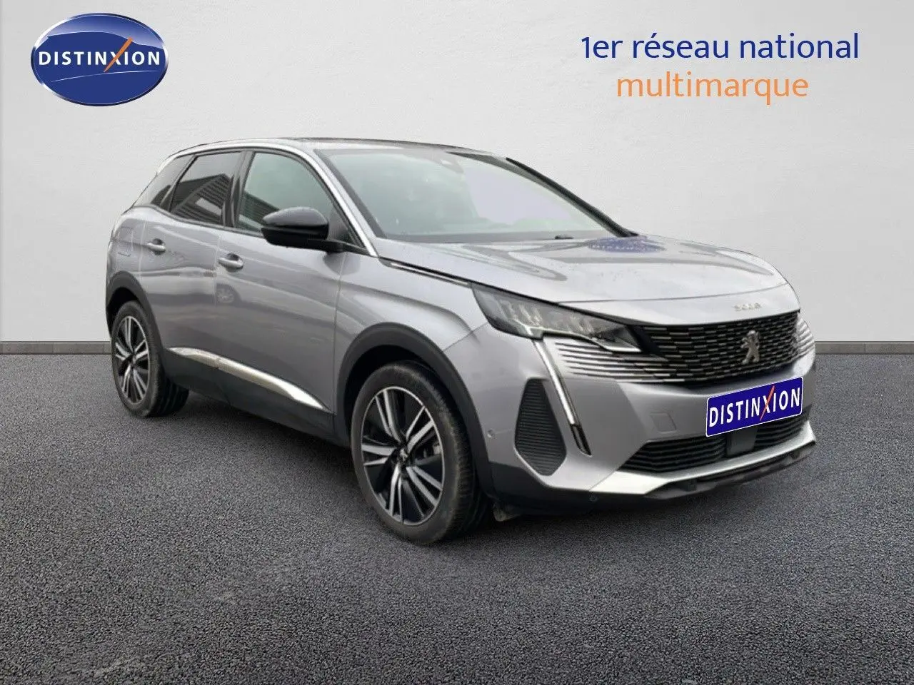 Peugeot 3008 gris Artense métal en 3/4 avant droit, mettant en valeur ses lignes modernes et ses jantes bi-ton.