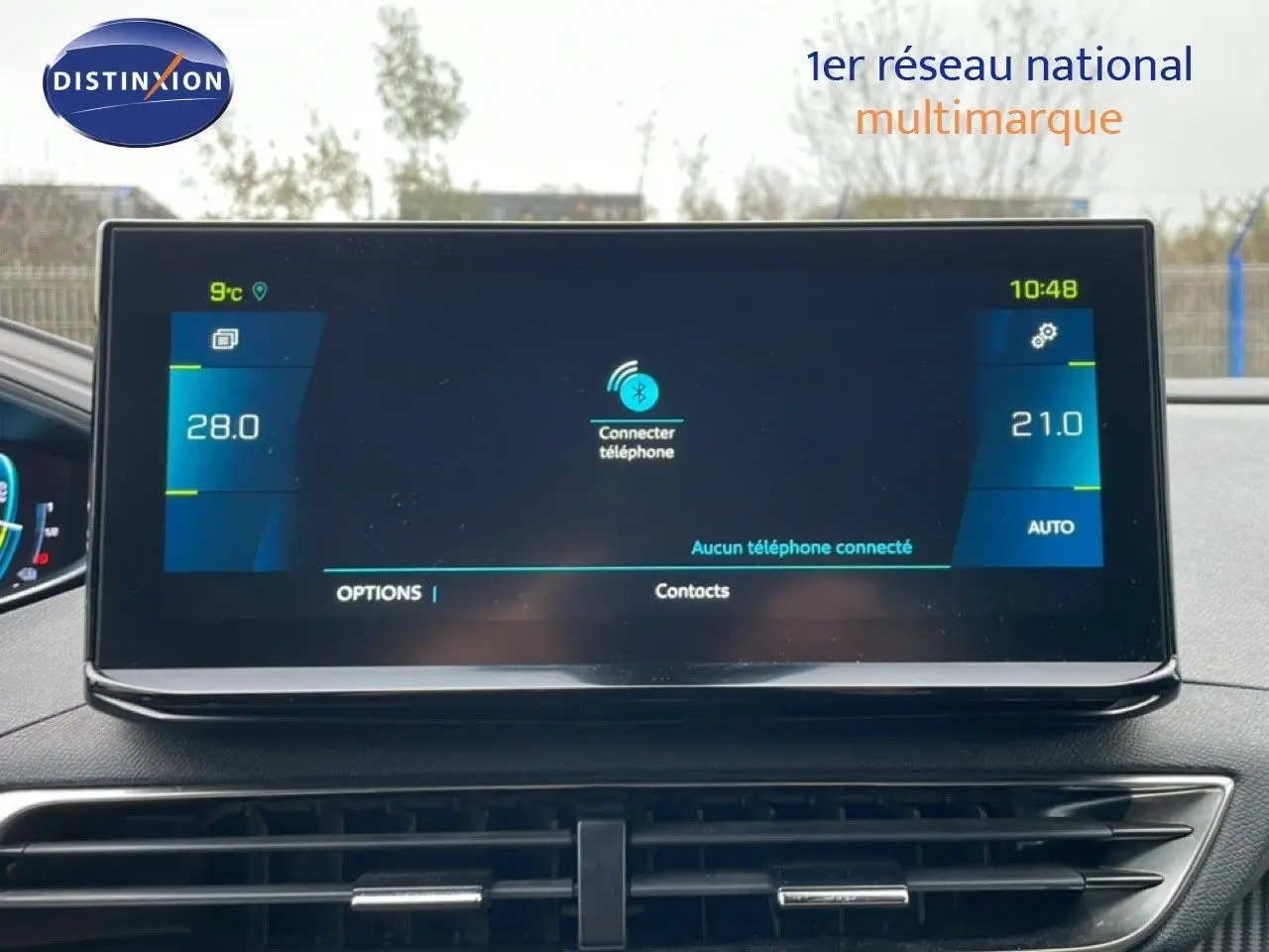 Écran tactile central du tableau de bord du Peugeot 3008 gris, affichant la connexion Bluetooth et la climatisation.