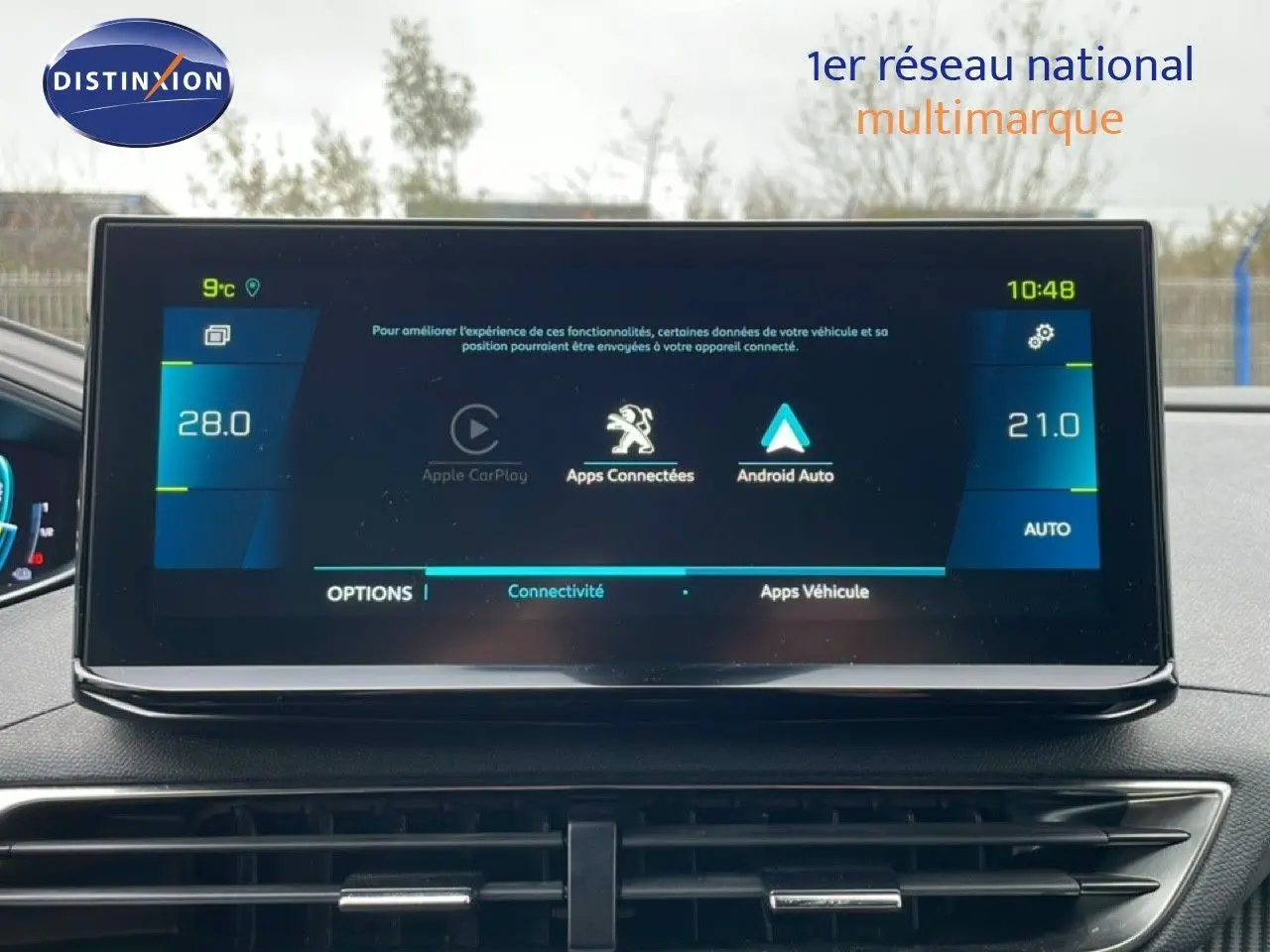 Écran tactile central du tableau de bord du Peugeot 3008 2024 affichant les options Apple CarPlay et Android Auto.