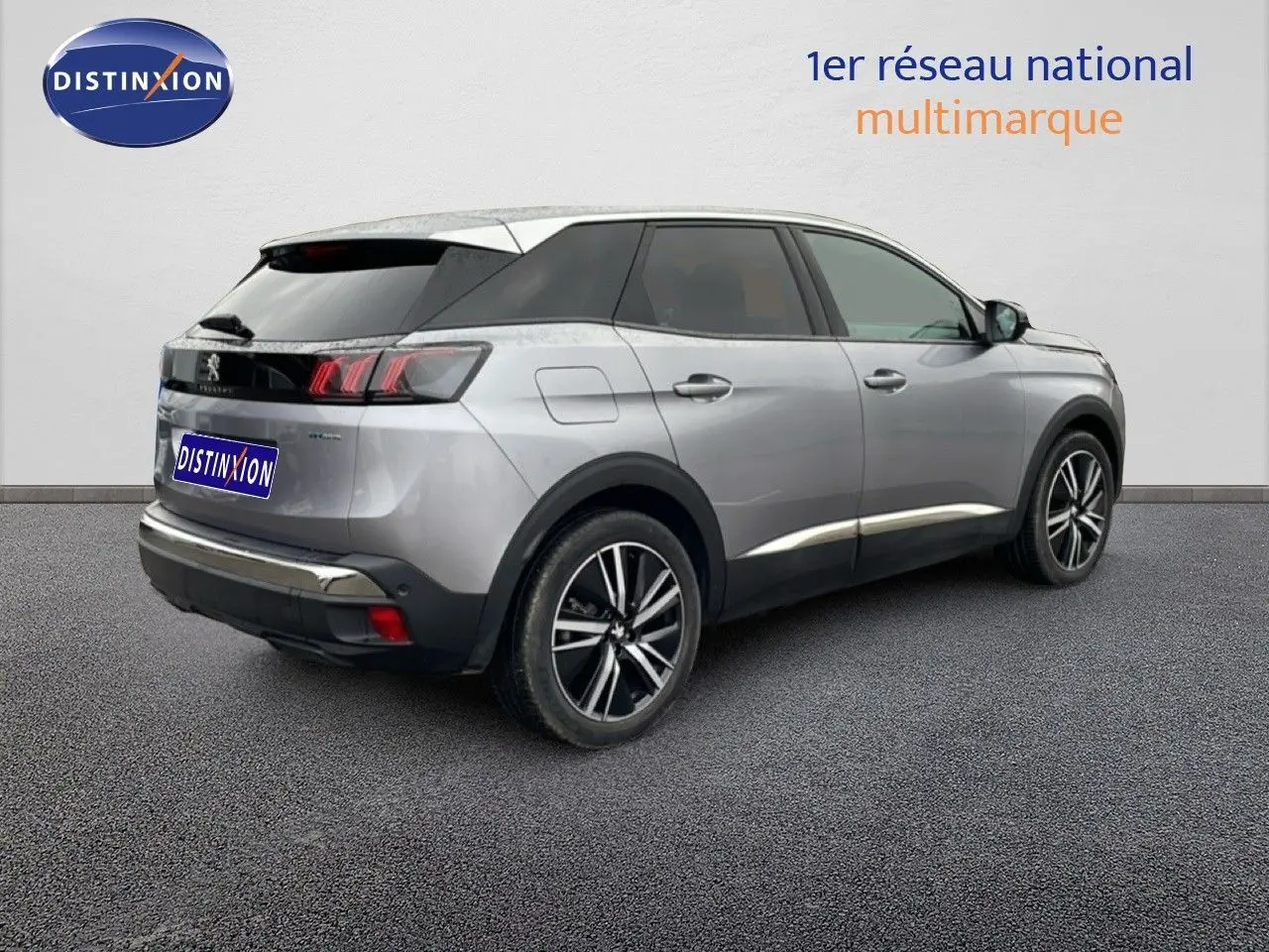 Vue 3/4 arrière droite d'un Peugeot 3008 hybride rechargeable gris Artense Métal avec jantes bi-ton et toit noir.