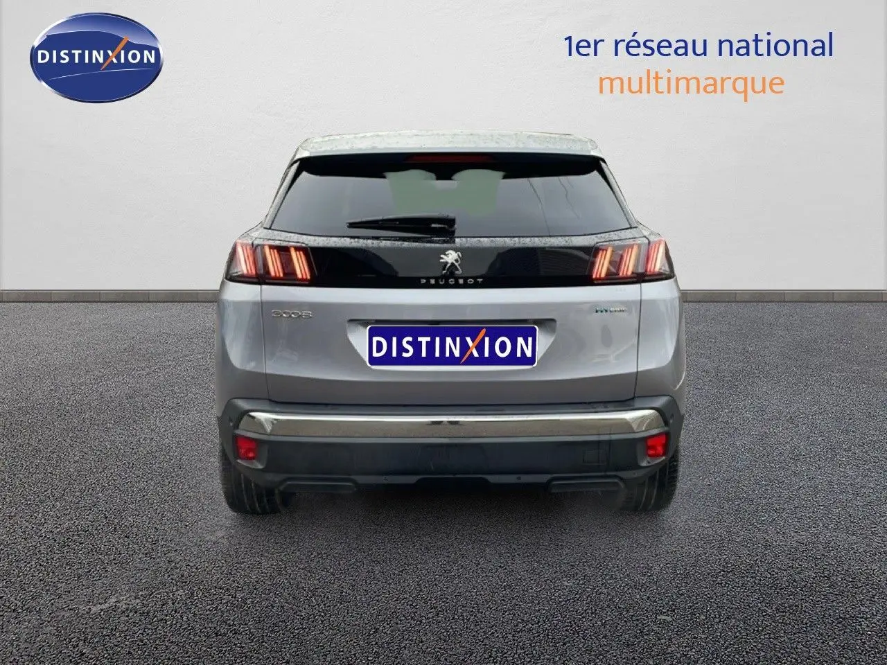 Vue arrière d'un Peugeot 3008 gris Artense métal 2024 avec feux arrière à LED et logo central noir brillant.