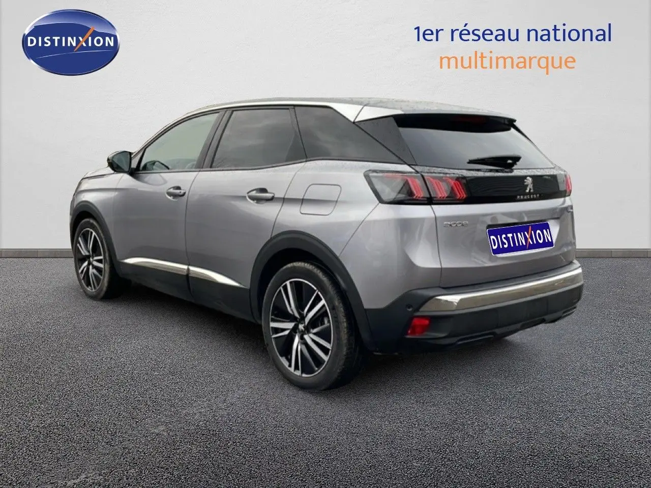 Peugeot 3008 gris Artense métal en 3/4 arrière droit, SUV hybride rechargeable avec jantes bi-ton 19 pouces.