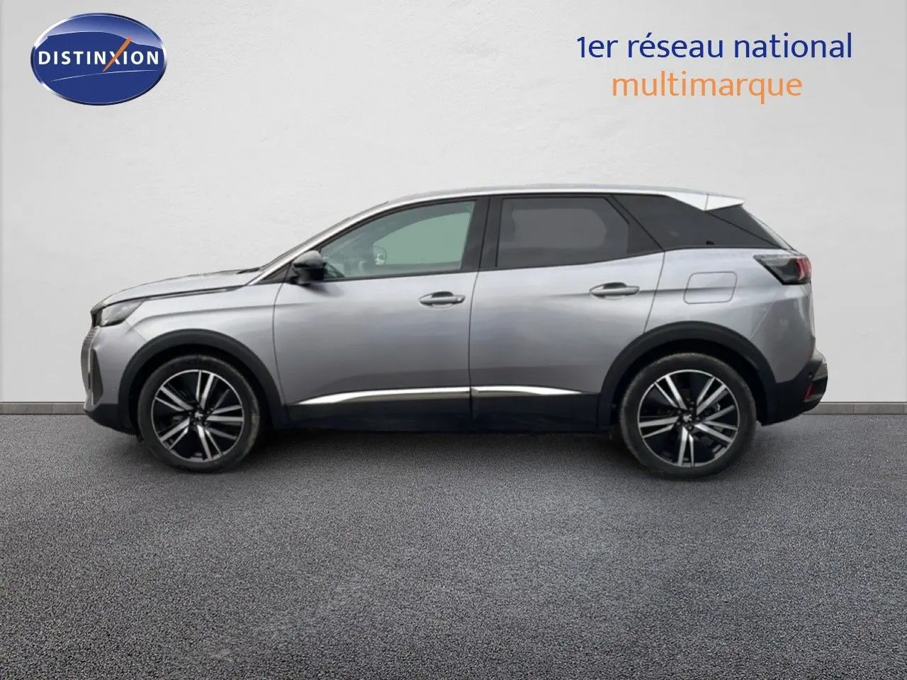 Peugeot 3008 hybride rechargeable gris Artense métal vu de profil côté gauche avec jantes bi-ton 19 pouces.